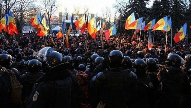 В Ереване митингующие привязали себя веревкой к ограде парламента